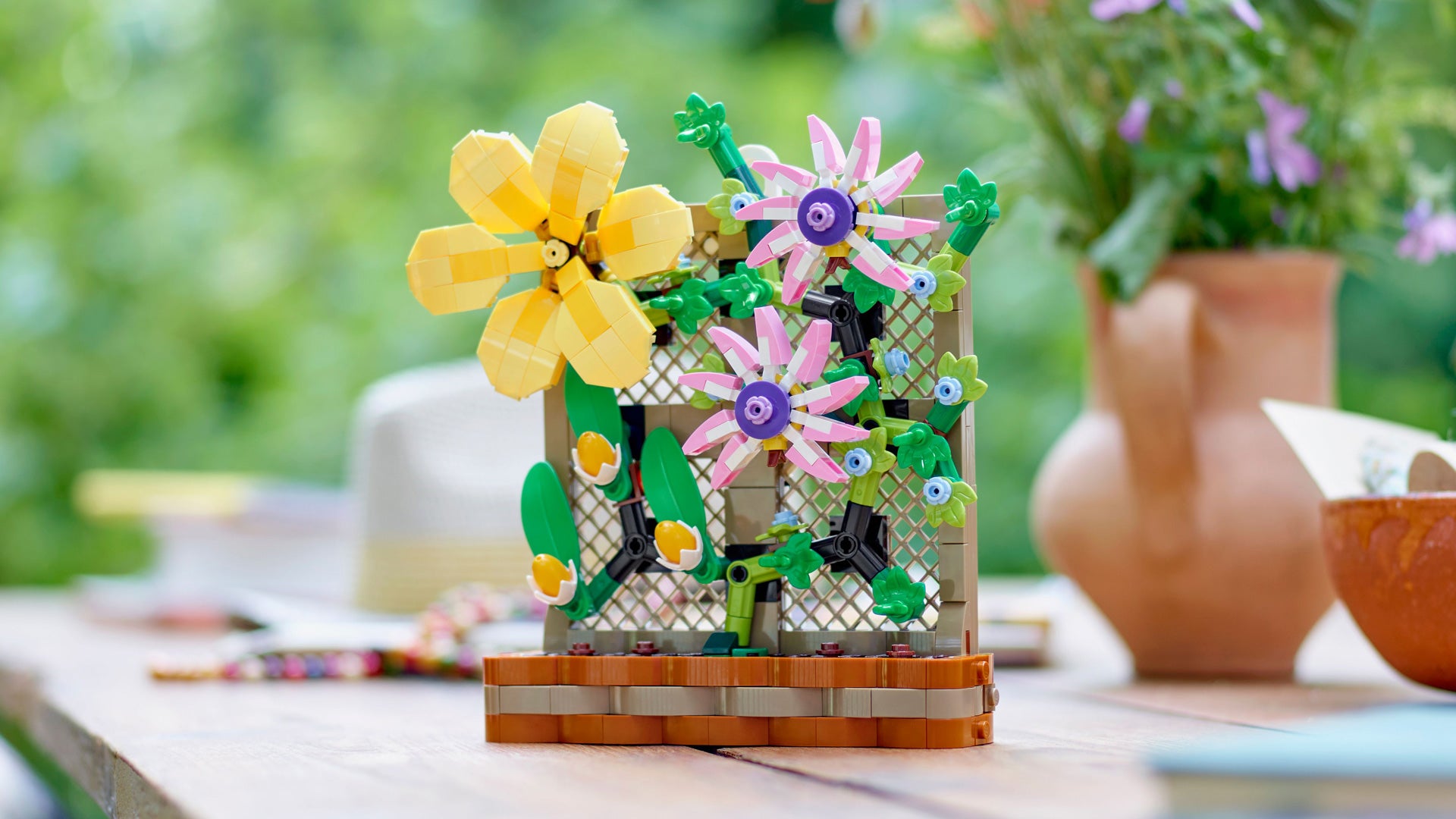 Отпразнувайте пристигането на пролетта с най-новия подаръчен комплект LEGO®
