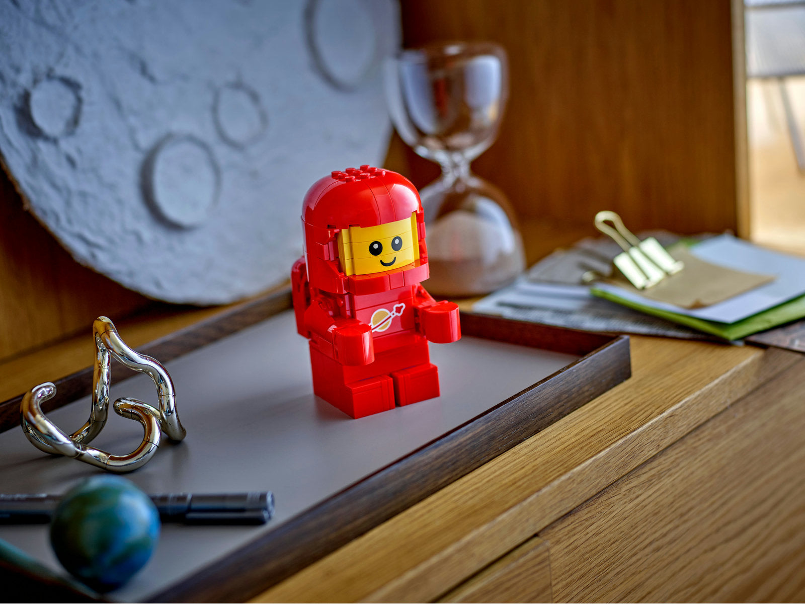 Нови приключения във вселената на LEGO: Голямото бебе-астронавт вече може да бъде ваше.