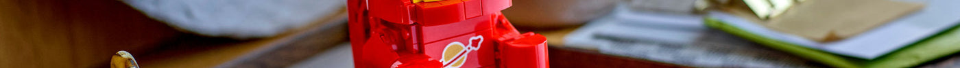 Нови приключения във вселената на LEGO: Голямото бебе-астронавт вече може да бъде ваше.