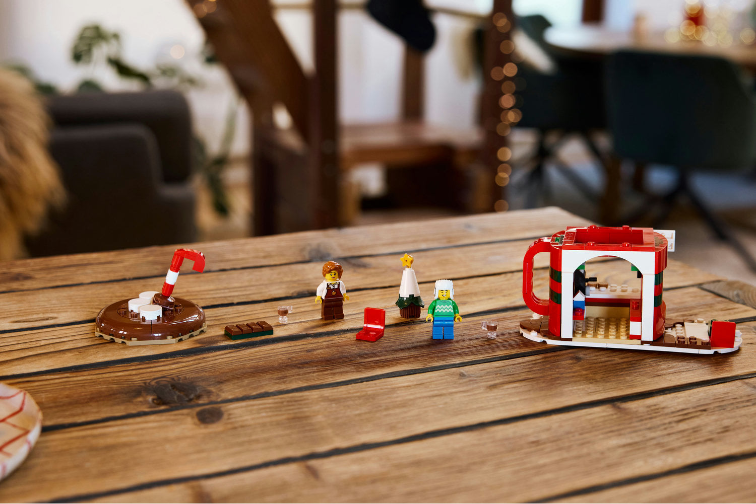 Чаша гореща креативност – пристигна комплектът LEGO® Щанд с горещ шоколад!