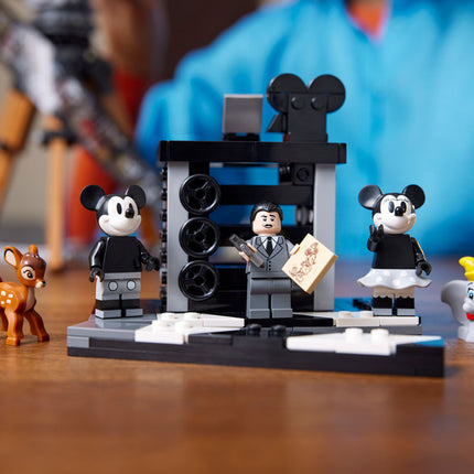 LEGO® Disney™ - Kamera Walt Disney tiszteletére (43230)