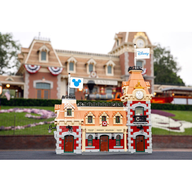 LEGO® Disney™ - Vonat és vasútállomás (71044)