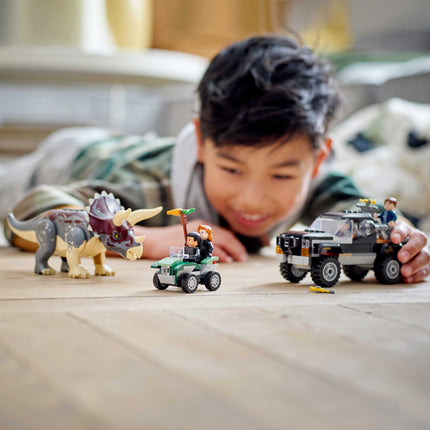 LEGO® Jurassic World - Triceratops támadása a teherautó ellen (76950)